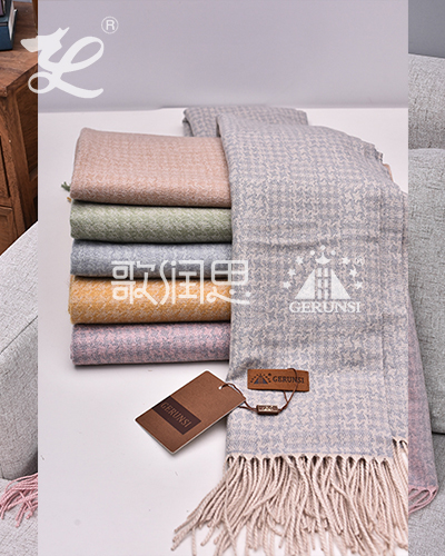 Features of cashmere scarf